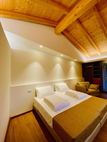 1 king bed, 1 sofa bed