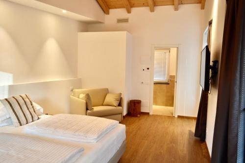 1 king bed, 1 sofa bed