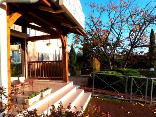 Logis Hotel Des Grands Vins - image 7
