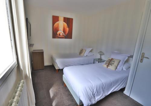 2 twin beds