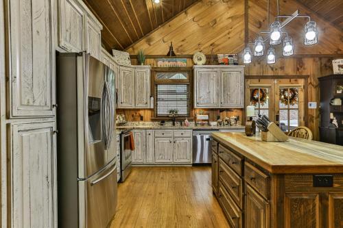 EAGLES CREST - Long Range Layered Mountain Views in peaceful neighborhood! - image 6
