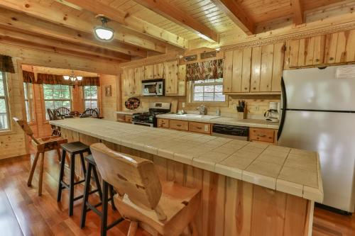 HEAVEN ON THE TOCCOA Where you will Enjoy the Sites and Sounds of the Toccoa River in Mineral Bluff, USA