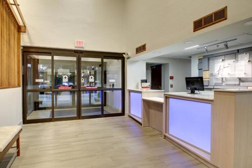 Holiday Inn Express & Suites Aurora - Naperville, an IHG Hotel