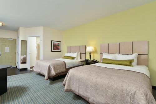 2 queen beds