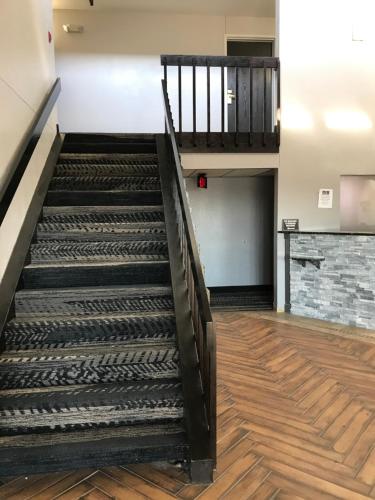 HomeTown Inn - main image