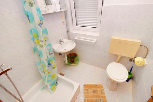 Apartments and rooms with parking space Njivice, Krk - 5398