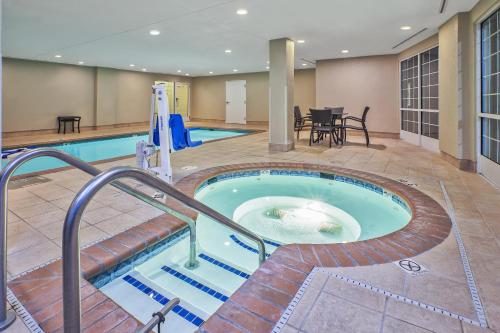 Photo - Candlewood Suites Indianapolis Northeast, an IHG Hotel