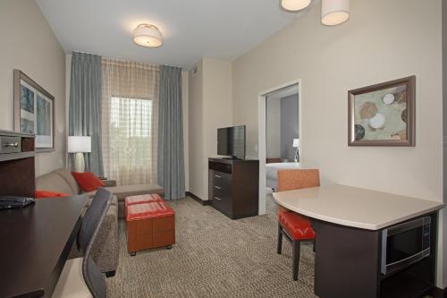 1 king bed, 1 sofa bed