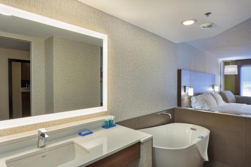 Holiday Inn Express & Suites - Belleville, an IHG Hotel