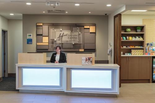 Holiday Inn Express & Suites - Belleville by IHG