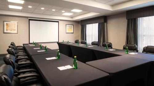 Holiday Inn Express Hotel & Suites Sherwood Park-Edmonton Area By IHG - 회의실/연회장