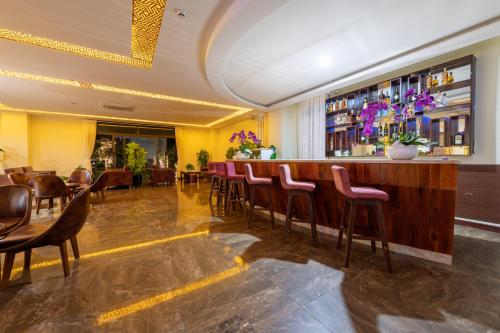 Highly-rated bar