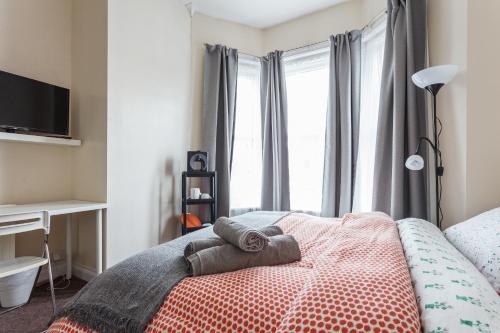 Shirley House 1, Guest House, Self Catering, Self Check in with smart locks, use of Fully Equipped Kitchen, Walking Distance to Southampton Central, Excellent Transport Links, Ideal for Longer Stays