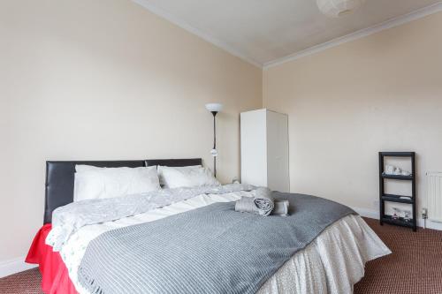 Shirley House 1, Guest House, Self Catering, Self Check in with smart locks, use of Fully Equipped Kitchen, Walking Distance to Southampton Central, Excellent Transport Links, Ideal for Longer Stays