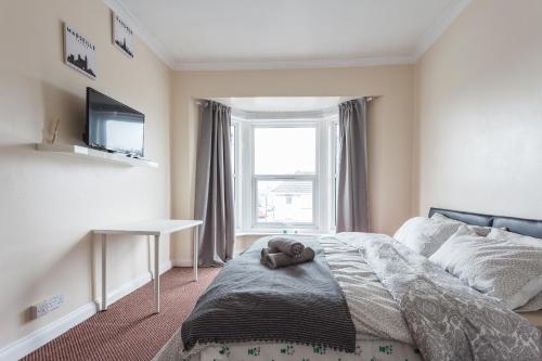 Shirley House 1, Guest House, Self Catering, Self Check in with smart locks, use of Fully Equipped Kitchen, Walking Distance to Southampton Central, Excellent Transport Links, Ideal for Longer Stays