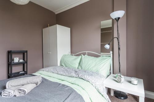 Shirley House 1, Guest House, Self Catering, Self Check in with smart locks, use of Fully Equipped Kitchen, Walking Distance to Southampton Central, Excellent Transport Links, Ideal for Longer Stays