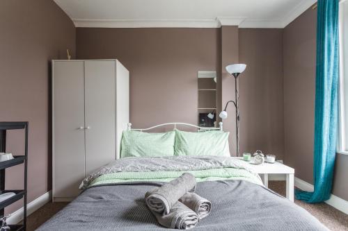 Shirley House 1, Guest House, Self Catering, Self Check in with smart locks, use of Fully Equipped Kitchen, Walking Distance to Southampton Central, Excellent Transport Links, Ideal for Longer Stays