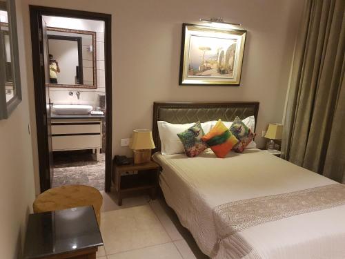 Deluxe Double Room image 7