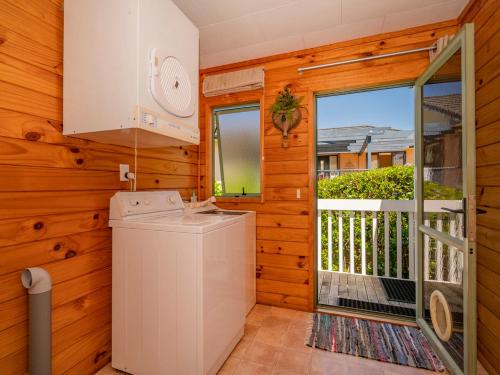 Picturesque on Paku - Tairua Holiday Home in เตรัว