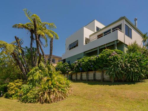 Picturesque on Paku - Tairua Holiday Home in เตรัว