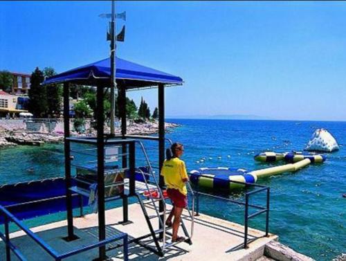 Sunset holiday home with pool and large, mature garden in Topid