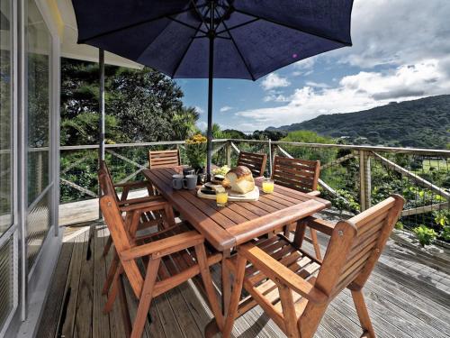 Surfer's Sunshine Cottage - Piha Holiday Home in Piha