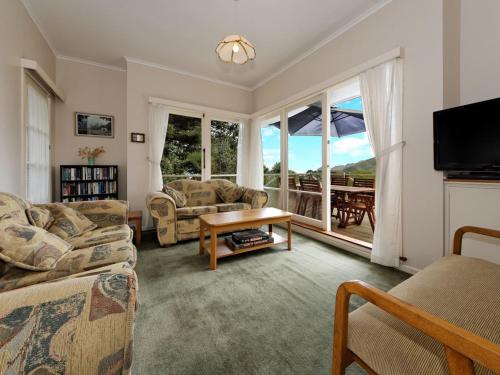 Surfer's Sunshine Cottage - Piha Holiday Home in Piha