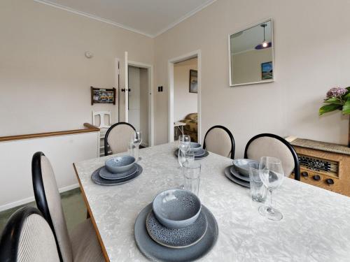 Fasilitas, Surfer's Sunshine Cottage - Piha Holiday Home in Piha