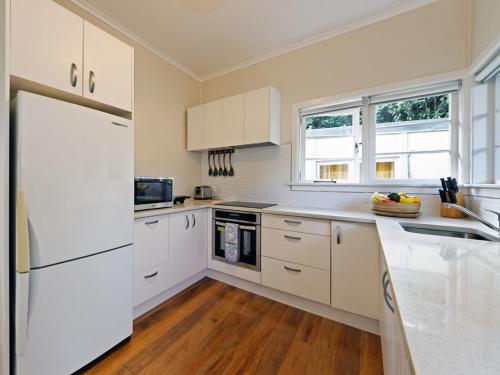 Dapur, Surfer's Sunshine Cottage - Piha Holiday Home in Piha