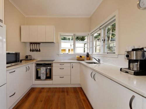 Dapur, Surfer's Sunshine Cottage - Piha Holiday Home in Piha