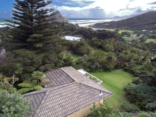 Surfer's Sunshine Cottage - Piha Holiday Home in Piha