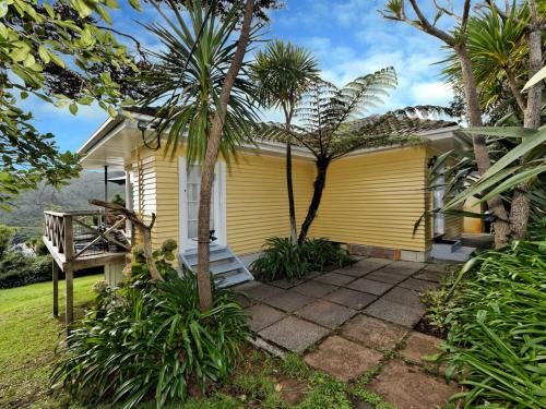 Surfer's Sunshine Cottage - Piha Holiday Home in Piha