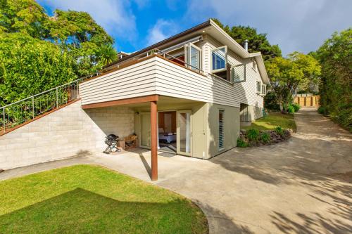 Waterfront Bach - Raglan Bach