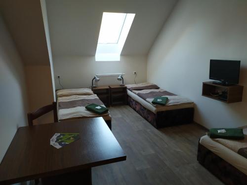 3 twin beds
