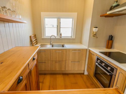 ห้องครัว, Kaha Cottage - Rangataua Holiday Home in แรติฮิ
