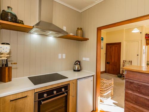ห้องครัว, Kaha Cottage - Rangataua Holiday Home in แรติฮิ