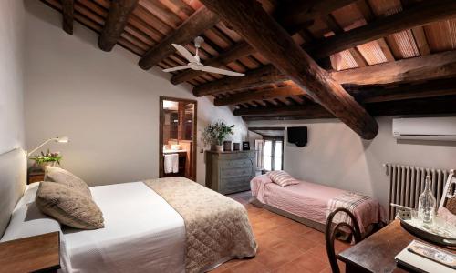 Can Mora de Dalt Room Type - Double Room with an extra bed