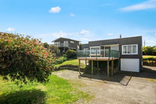 The Green Trout - Paraparaumu Beach Holiday Home in Paraparaumu