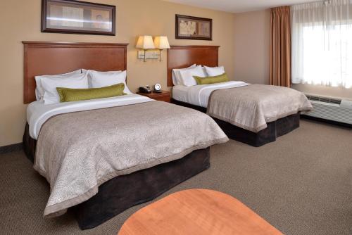 2 queen beds