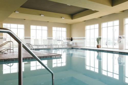 Holiday Inn and Suites East Peoria an IHG Hotel - image 9