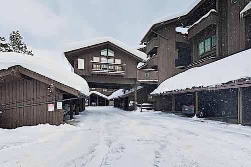 New Listing! Ski-In/Ski-Out Condo: Hot Tub Sauna condo - main image