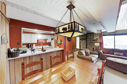 New Listing! Ski-In/Ski-Out Condo: Hot Tub Sauna condo - image 3