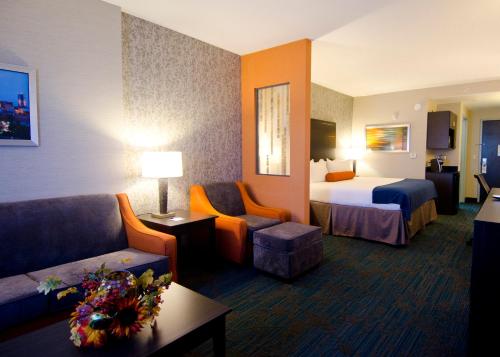 Holiday Inn Express Hotel & Suites Knoxville an IHG Hotel - image 8