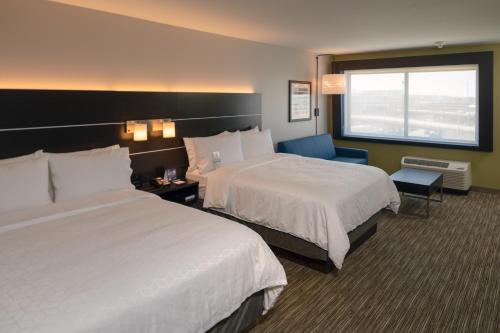 2 queen beds, 1 sofa bed