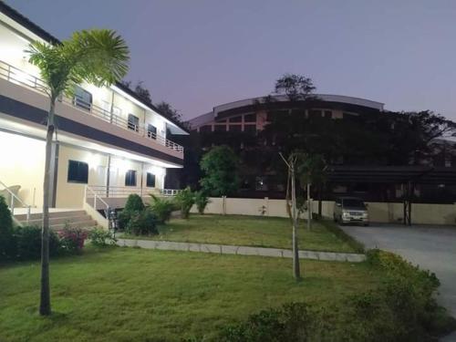 SUNRAY Guesthouse สุนันท์บ้านพักริมคลอง in Uthai Thani