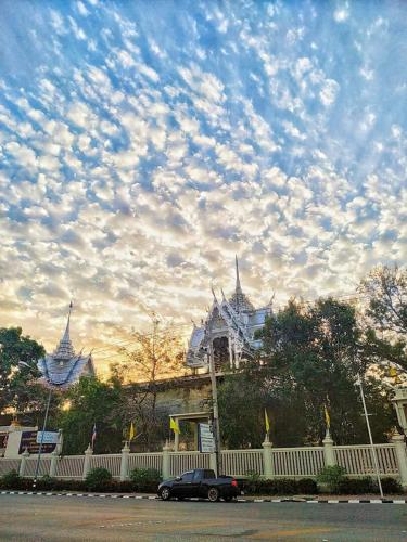 SUNRAY Guesthouse สุนันท์บ้านพักริมคลอง in Uthai Thani