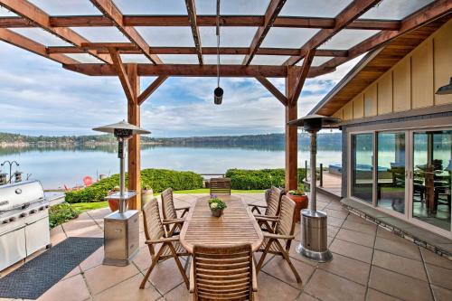 Similk Bay Retreat with Deck, Fire Pit and Hot Tub!