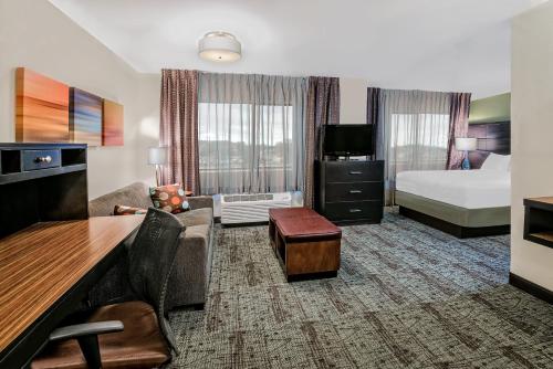 1 queen bed, 1 sofa bed