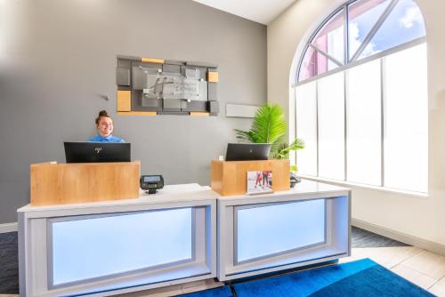 Holiday Inn Express Hotel & Suites Bradenton West, an IHG Hotel