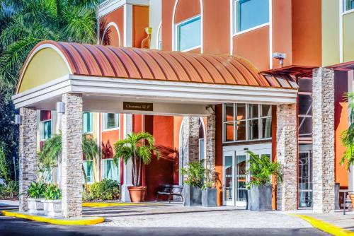 Holiday Inn Express Hotel & Suites Bradenton West, an IHG Hotel